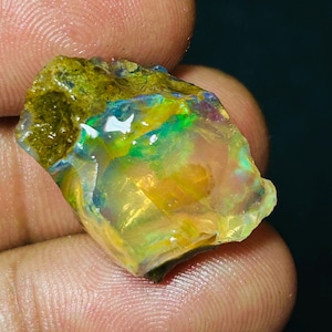 エチオピア産ファイヤーオパール原石（25.70カラット、15 x 25 MM