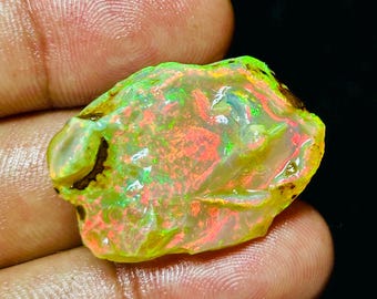 エチオピア産ファイヤーオパール原石（25.70カラット、15 x 25 MM