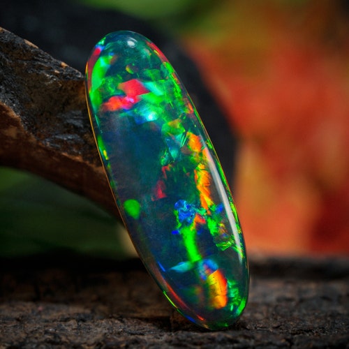 エチオピア産ファイヤーオパール原石（25.70カラット、15 x 25 MM