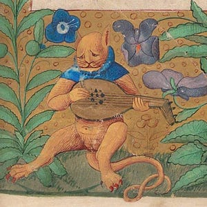 Puede incluir: Ilustraci&oacute;n caprichosa de una criatura felina tocando un la&uacute;d. La criatura, con pelaje marr&oacute;n y un cuello azul, est&aacute; rodeada de follaje verde y flores azules y moradas. El la&uacute;d es marr&oacute;n y el fondo es de color beige.