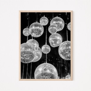 Discokugel Y2K Retro Wand Kunst Druck (Digital) Vintage Kornfotografie Schwarzweiss Groovy Funky Film Fotodruck
