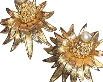 Vintage Gold Tone Floral Earrings, Clip On.