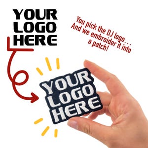 Puede incluir: Un parche bordado azul marino con el texto "YOUR LOGO HERE" en blanco. El parche está sujeto por una mano. El texto de la imagen dice: "Tú eliges el logo del DJ... ¡Y lo bordamos en un parche!"
