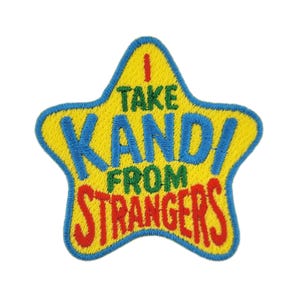以下が含まれることがあります： 黄色い背景と青い縁取りの星型の刺繍パッチ。「I TAKE KANDI FROM STRANGERS」の文字が緑、青、赤で刺繍されています。衣類やアクセサリーに最適です。
