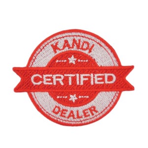 Puede incluir: Un parche bordado redondo, rojo y blanco, con las palabras "KANDI CERTIFIED DEALER". La palabra "CERTIFIED" está en una pancarta roja. El parche tiene un borde blanco y un diseño de estrella.