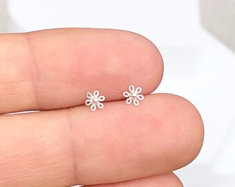 925 Sterling silver small flower stud earrings, small flower earrings, silver flower earrings, tiny flower earrings, flower studs