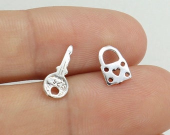Pendientes de llave y cerradura diminutas de plata de ley, pendientes de llave y cerradura, tachuelas de llave, tachuelas de cerradura, llave y cerradura no coincidentes, cerradura de llave establecida, regalo