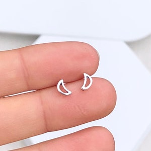 925 Sterling Silber kleine Mond Ohrstecker, Halbmond Ohrringe, Halbmond Ohrringe, Mond Ohrringe, hohler Mond, kleine Mond Ohrringe