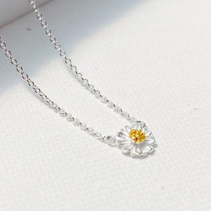 925 Sterling silver tiny daisy necklace, daisy necklace, small daisy necklace, daisy charm necklace, flower necklace, daisy jewelry, daisy