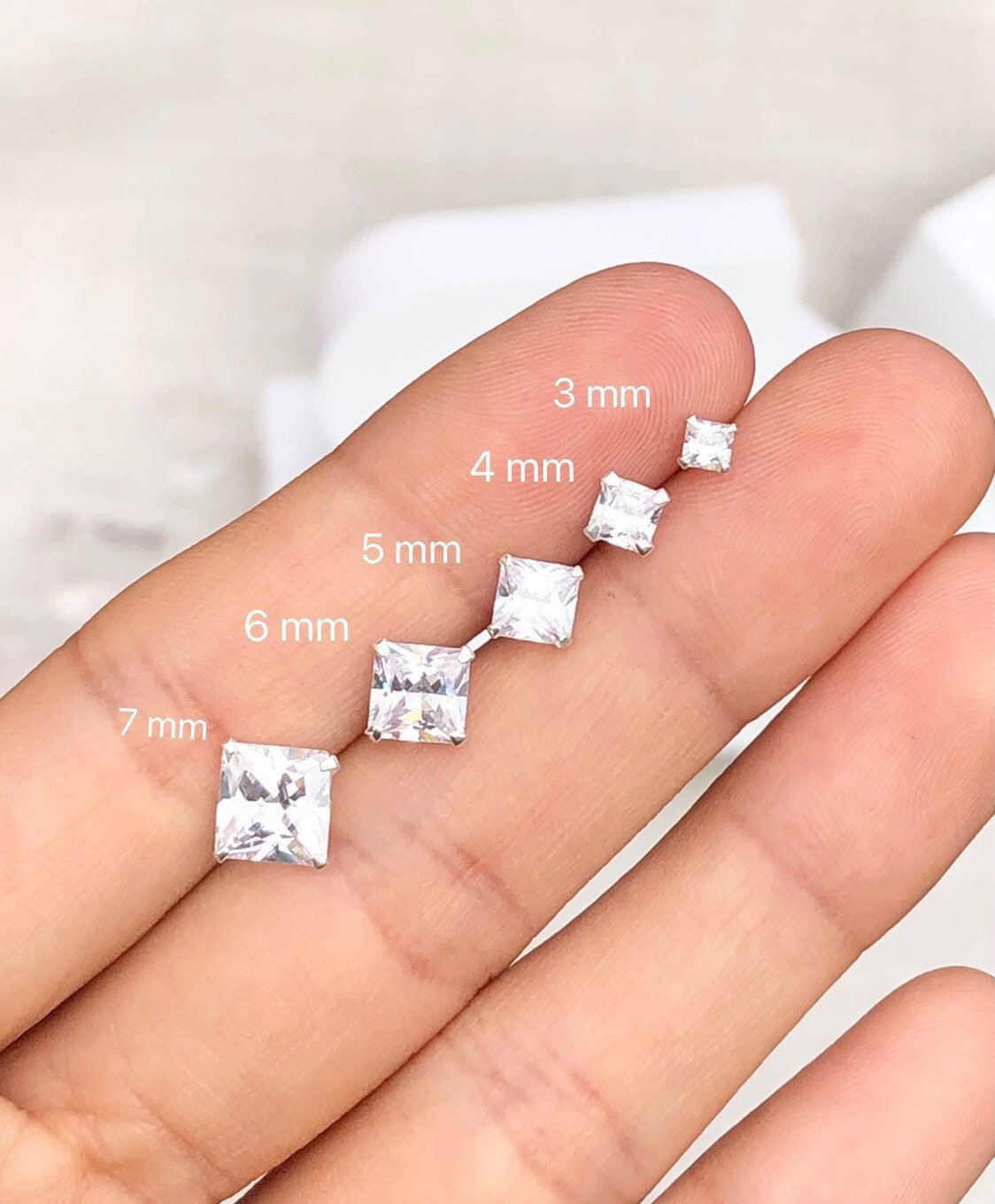 Orecchini A Bottone Quadrati In Zirconia Cubica (CZ) – Brillanti Come Diamanti, Colori Vari, Con Scatola Regalo