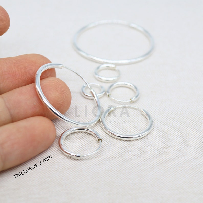 Puede incluir: Conjunto de seis pendientes de aro de plata de diferentes tama&ntilde;os. Los pendientes tienen un grosor de 2 mm.