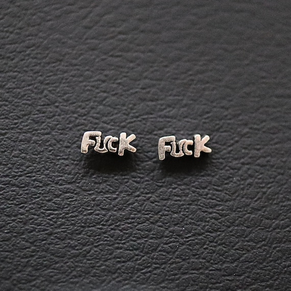 Orecchini A Bottone In Argento Sterling 925 – Scritta "Fuck You" – Minimal E Irriverenti – Gioiello Statement Unisex