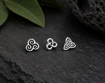 Oorbellen met kleine Keltische knoopjes (Triskelion) van 925 sterling zilver, symbool van de Drievuldigheid.
