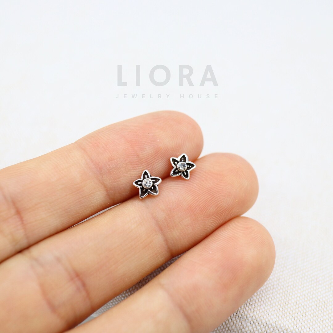 Cute Floral Sterling Silver Stud Earrings main image 0