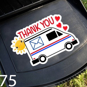 Op de afbeelding: Een witte postwagen met een rood-wit-blauwe streep, een rode envelop en een lachende zon. De wagen heeft de tekst "THANK YOU" erboven en drie rode harten.
