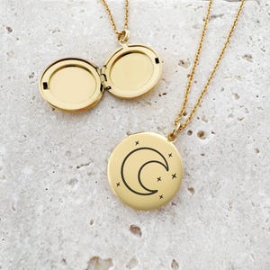 Cresent Moon and Stars Celestial Golden Locket Necklace, Stainless Steel Round Locket Necklace, Photo Keepsake, EL108