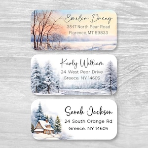 Puede incluir: Tres etiquetas de dirección rectangulares con escenas invernales. La superior muestra un atardecer sobre un campo nevado con el texto Emilia Dacey, 3547 North Pear Road, Florence, MT 59833. La central muestra pinos nevados con Karly William, 24 West Pear Drive, Greece, NY 14605. La inferior muestra una cabaña con Sarah Jackson, 24 South Orange Rd, Greece, NY 14605.