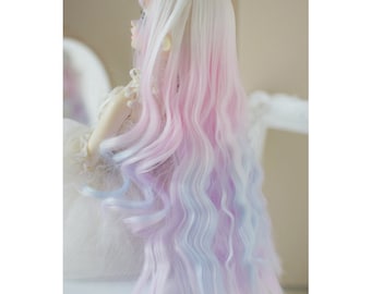 Può includere: Una parrucca lunga e ondulata per bambola con un gradiente di colori bianco, rosa e blu. La parrucca è acconciata con ricci sciolti ed è adatta per una bambola in scala 1/3 o 1/4.