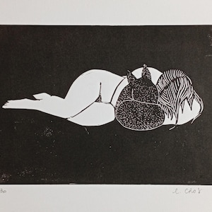 LA VOLPE - linoleografia raffigurante una donna nuda sdraiata addormentata contro un piccolo animale che potrebbe essere una volpe