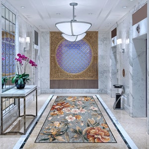 K&ouml;nnte beinhalten: Ein Flur mit wei&szlig;en Marmorw&auml;nden und einem Teppich mit Blumenmuster. Der Flur hat zwei Doppelfl&uuml;gelt&uuml;ren, eine mit einem Spiegel und die andere mit einem runden Dekorfenster mit blauem und goldenem Design.