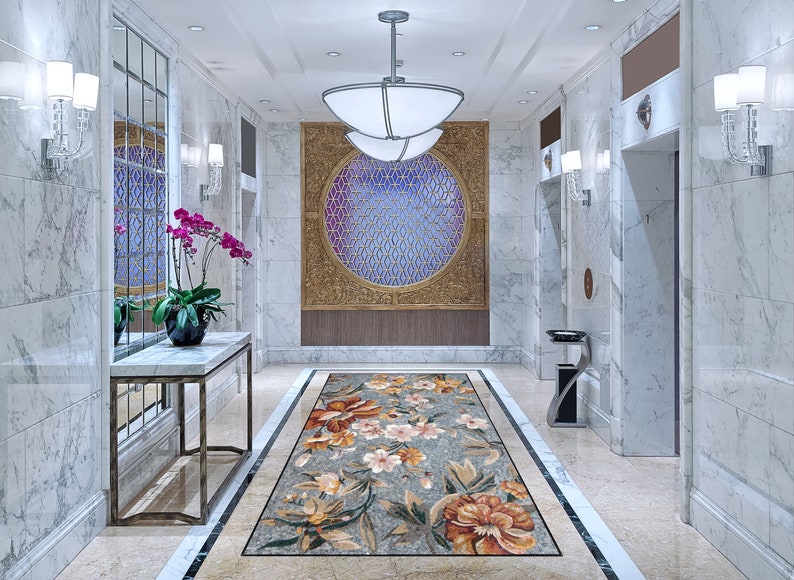 K&ouml;nnte beinhalten: Ein Flur mit wei&szlig;en Marmorw&auml;nden und einem Teppich mit Blumenmuster. Der Flur hat zwei Doppelfl&uuml;gelt&uuml;ren, eine mit einem Spiegel und die andere mit einem runden Dekorfenster mit blauem und goldenem Design.