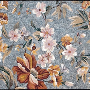 Puede incluir: Una obra de arte de mosaico de azulejos con un patrón floral con flores rosas, blancas y amarillas sobre un fondo gris. Las flores están dispuestas en un patrón aleatorio y están rodeadas de hojas verdes.