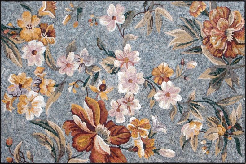 K&ouml;nnte beinhalten: Ein Mosaik-Wandbild mit einem floralen Muster mit rosa, wei&szlig;en und gelben Blumen auf grauem Hintergrund. Die Blumen sind in einem zuf&auml;lligen Muster angeordnet und von gr&uuml;nen Bl&auml;ttern umgeben.