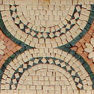 Peut inclure: Une bordure de mosaïque décorative avec un motif répétitif de formes de diamants avec des motifs floraux en blanc, pêche et sarcelle.