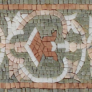 Puede incluir: Un borde de mosaico con un patrón floral repetitivo. El diseño incorpora tonos de verde, marrón, blanco y melocotón. El mosaico está compuesto por pequeñas baldosas cuadradas, creando una superficie texturizada.