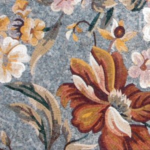 K&ouml;nnte beinhalten: Ein Mosaik-Wandbild mit einem floralen Design mit einer Vielzahl von Blumen in Wei&szlig;-, Rosa-, Gelb-, Orange- und Braunt&ouml;nen. Die Blumen sind in einer Gruppe angeordnet und von gr&uuml;nen Bl&auml;ttern umgeben. Der Hintergrund ist hellgrau.