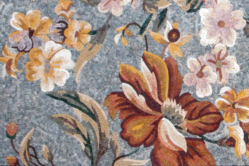 K&ouml;nnte beinhalten: Ein Mosaik-Wandbild mit einem floralen Design mit einer Vielzahl von Blumen in Wei&szlig;-, Rosa-, Gelb-, Orange- und Braunt&ouml;nen. Die Blumen sind in einer Gruppe angeordnet und von gr&uuml;nen Bl&auml;ttern umgeben. Der Hintergrund ist hellgrau.