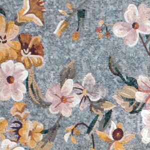 K&ouml;nnte beinhalten: Ein Mosaik aus Fliesen mit einem floralen Muster mit rosa und gelben Blumen auf grauem Hintergrund.