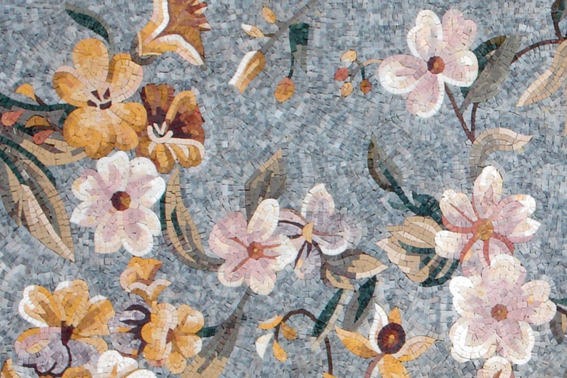 K&ouml;nnte beinhalten: Ein Mosaik aus Fliesen mit einem floralen Muster mit rosa und gelben Blumen auf grauem Hintergrund.