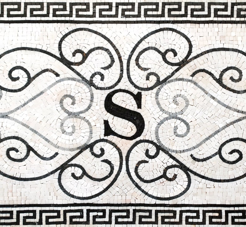 Puede incluir: Dise&ntilde;o de mosaico en blanco y negro con una letra 'S' estilizada rodeada de intrincados remolinos. El dise&ntilde;o est&aacute; enmarcado por un borde de clave griega en blanco y negro.