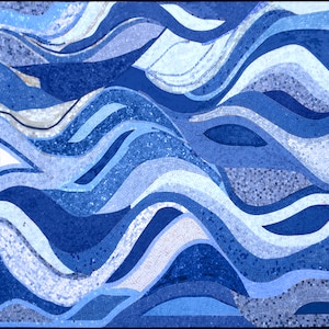 Könnte beinhalten: Abstrakte Mosaikkunst mit einem fließenden Wellenmuster in Blautönen, von tiefem Marineblau bis zu hellem Himmelblau. Das Mosaik besteht aus kleinen, quadratischen Fliesen, die eine strukturierte Oberfläche erzeugen. Das Design erzeugt ein Gefühl von Bewegung und Fluidität.