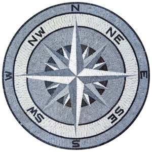 Puede incluir: Una brújula de mosaico gris y blanco con una estrella negra en el centro. La brújula está rodeada por un círculo con las letras N, NE, E, SE, S, SO, O y NO.