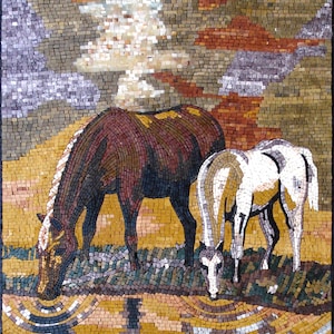 Op de afbeelding: Een mozaïekkunstwerk dat twee paarden toont die drinken uit een reflecterende vijver. De paarden zijn bruin en wit, en de achtergrond is een kleurrijke zonsondergang.