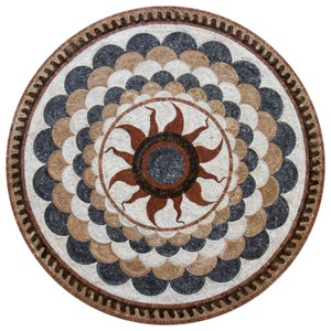Puede incluir: Un azulejo de mosaico circular con un diseño de sol en el centro. El sol está hecho de azulejos marrones, rojos y blancos. El fondo está hecho de azulejos blancos, marrones y grises.