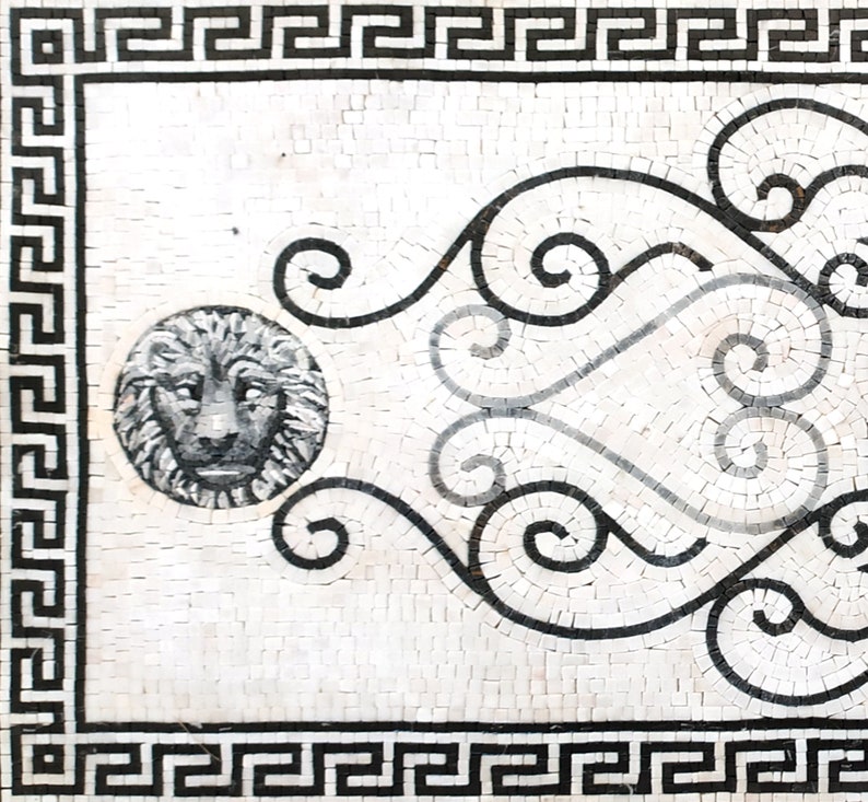 Puede incluir: Dise&ntilde;o de mosaico en blanco y negro con una cabeza de le&oacute;n en un c&iacute;rculo y un patr&oacute;n de desplazamiento decorativo. El dise&ntilde;o est&aacute; enmarcado por un borde de clave griega en blanco y negro.