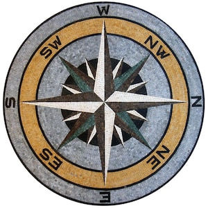 Peut inclure: Une boussole circulaire en mosaïque avec un motif central en étoile de couleur blanche, marron et verte. La rose des vents comporte des indications directionnelles (N, S, E, W, NW, NE, SW, SE) et est encadrée par une bordure dorée et grise. La mosaïque est sur fond blanc.