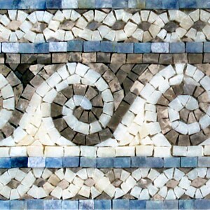 Op de afbeelding: Een close-up van een mozaïekrand met een herhalend patroon van witte en grijze spiralen. De rand is gemaakt van kleine, onregelmatige stukjes tegel.