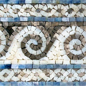 Puede incluir: Un diseño de mosaico con un patrón repetitivo de espirales y motivos florales. El mosaico utiliza pequeñas baldosas cuadradas en tonos blancos, grises y azules, creando una superficie texturizada y detallada. El diseño recuerda al arte antiguo.