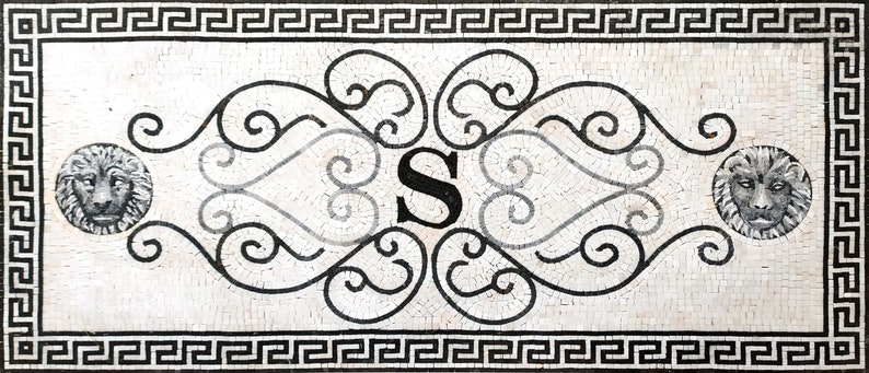 Puede incluir: Azulejo de mosaico blanco y negro con un borde de clave griega y un dise&ntilde;o decorativo que presenta una letra estilizada "S" y dos cabezas de le&oacute;n.