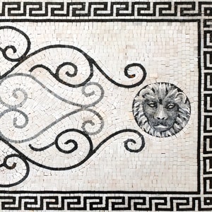 Puede incluir: Dise&ntilde;o de mosaico de azulejos en blanco y negro con la cara de un le&oacute;n y un patr&oacute;n repetitivo de espirales estilizados. El dise&ntilde;o est&aacute; enmarcado por un borde de clave griega en blanco y negro.
