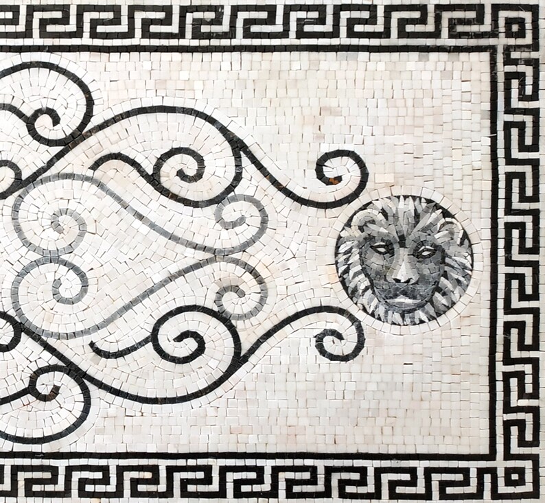 Puede incluir: Dise&ntilde;o de mosaico de azulejos en blanco y negro con la cara de un le&oacute;n y un patr&oacute;n repetitivo de espirales estilizados. El dise&ntilde;o est&aacute; enmarcado por un borde de clave griega en blanco y negro.