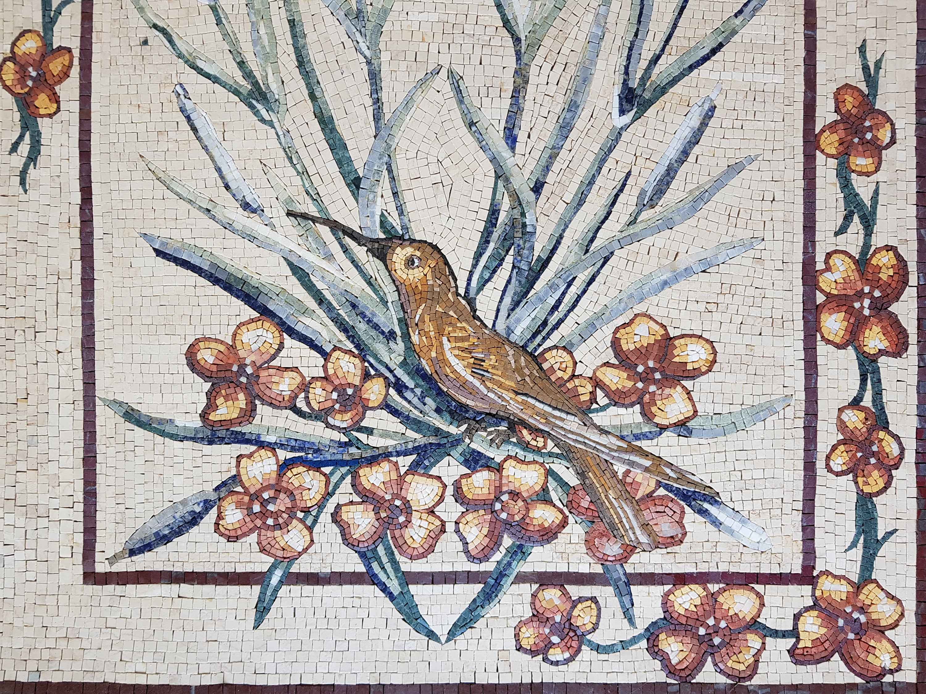 手作りのカワセミモザイクタイルアート：花柄の鳥の壁飾り（40x32