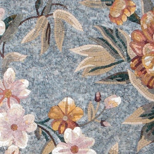 K&ouml;nnte beinhalten: Ein Mosaikfliesendesign mit einem floralen Muster mit rosa, orangefarbenen und braunen Blumen auf grauem Hintergrund.