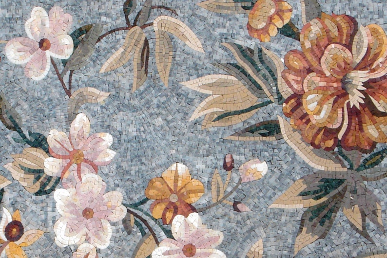 K&ouml;nnte beinhalten: Ein Mosaikfliesendesign mit einem floralen Muster mit rosa, orangefarbenen und braunen Blumen auf grauem Hintergrund.