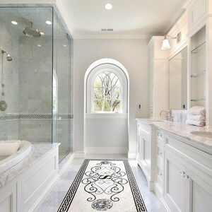 Puede incluir: Un ba&ntilde;o blanco con una ducha grande, una ba&ntilde;era y un tocador doble con encimeras de m&aacute;rmol. El suelo est&aacute; embaldosado con un patr&oacute;n geom&eacute;trico blanco y negro.