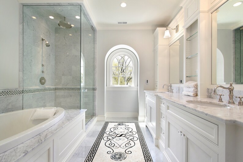 Puede incluir: Un ba&ntilde;o blanco con una ducha grande, una ba&ntilde;era y un tocador doble con encimeras de m&aacute;rmol. El suelo est&aacute; embaldosado con un patr&oacute;n geom&eacute;trico blanco y negro.
